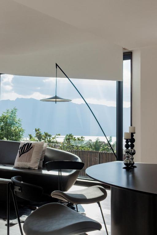 ein Wohnzimmer mit einem schwarzen Sofa und einem Tisch in der Unterkunft Cicer Cliff Sea View Villa in Dali