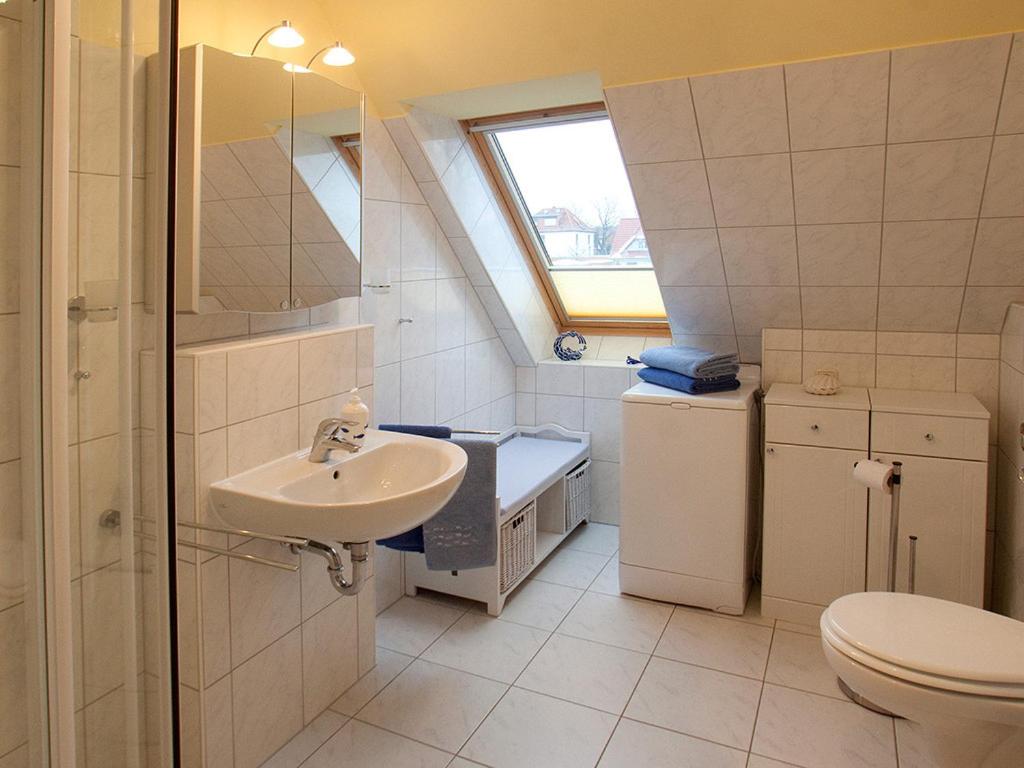 een badkamer met een wastafel en een toilet bij Fewo 217 Ferienwohnung Meerglück in der Villa Rosita in Rerik
