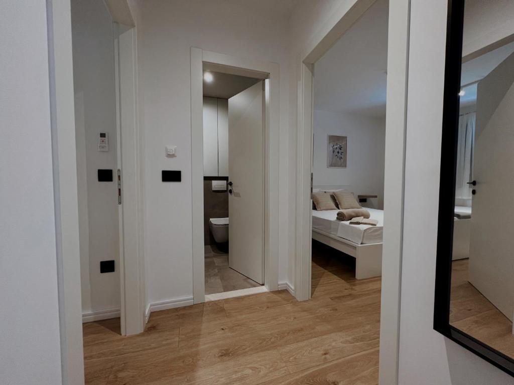 Postel nebo postele na pokoji v ubytování Dawn & Dusk - Modern Two Bedroom Apartment with Mountain Views