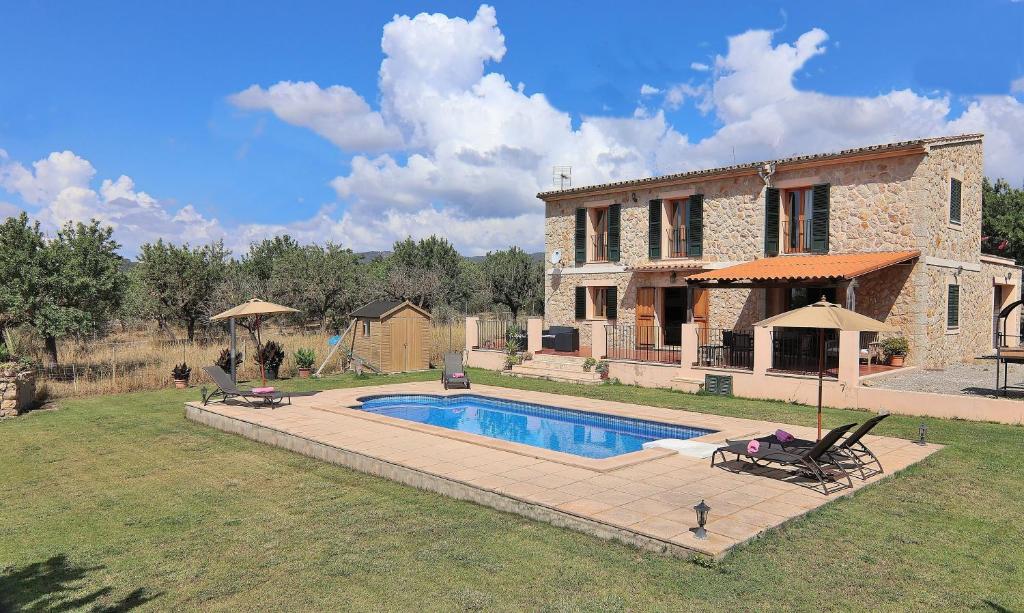 una casa con piscina en el patio en Finca Sa Vinyeta 504 by Mallorca Charme en Binissalem