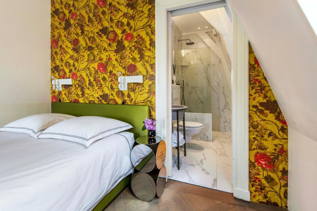 Postel nebo postele na pokoji v ubytování Amstel Corner Hotel