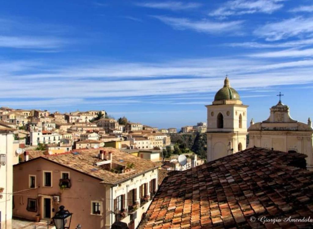 ロッサーノにあるCasa & Bottega Apartmentsの屋根から市街の景色を望む
