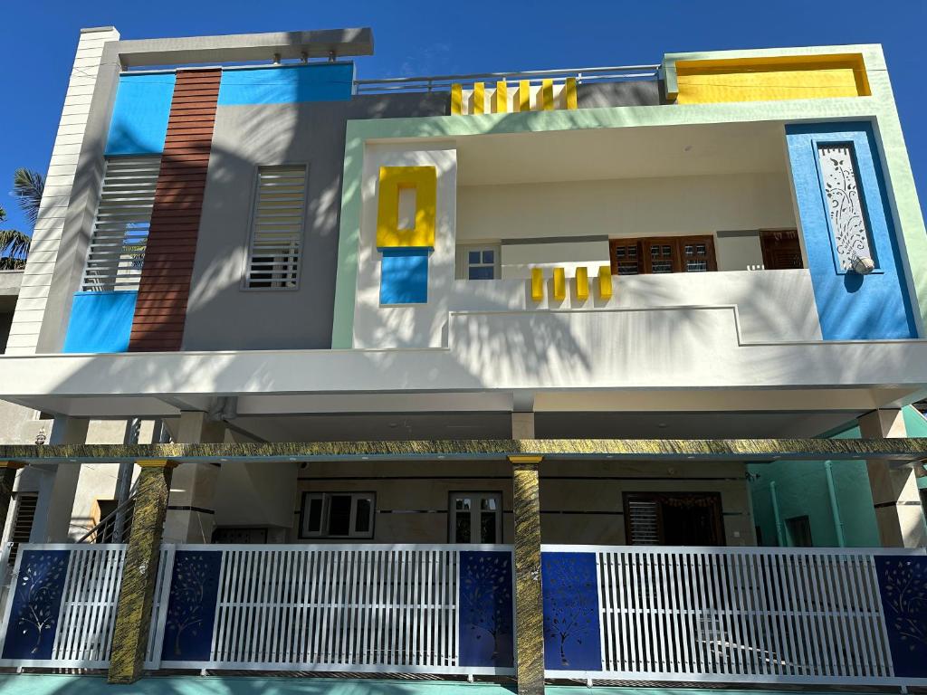 een model van een huis met een zwembad bij Anthara Service Apartment in Belūr