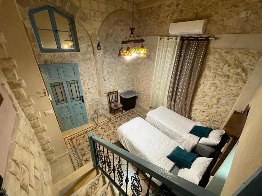 un soggiorno con divano e porta blu di Alf leila wa leila boutique a Haifa