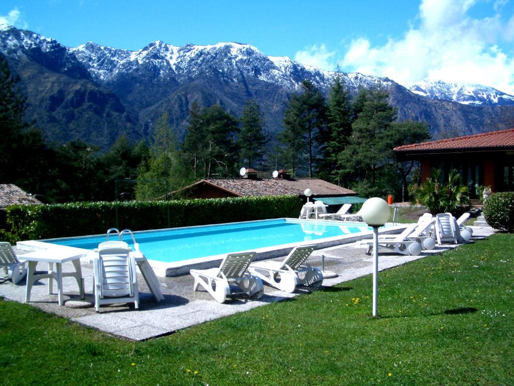 - une piscine entourée de chaises dans l'établissement Villa (home C) — Pool — Lake Idro, à Vesta