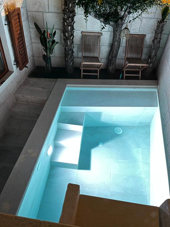 Swimmingpoolen hos eller tæt på Villa Charles