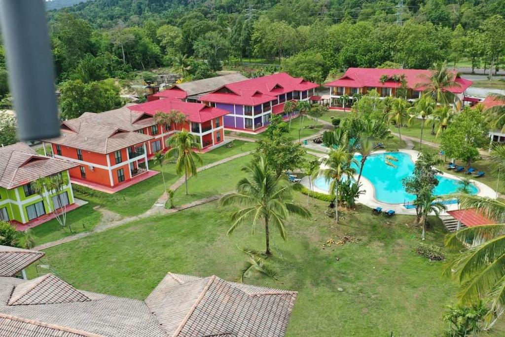 - une vue aérienne sur un complexe avec une piscine dans l'établissement PANORAMA RESORT LANGKAWI, à Kuah