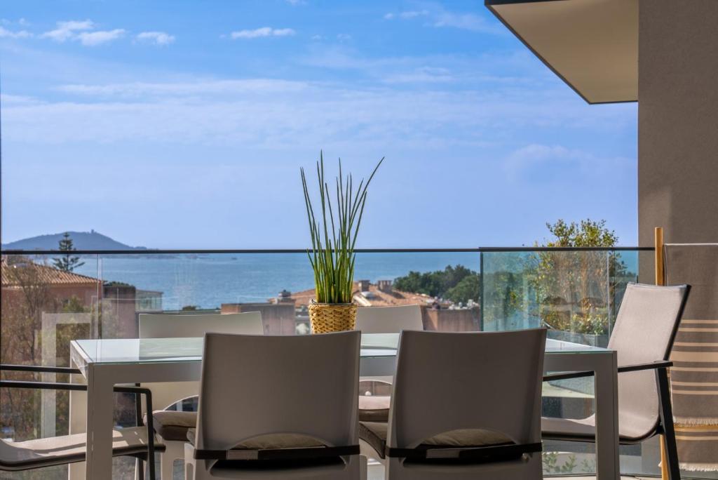 a dining room with a table and chairs at Agosta Sea View in Porticcio