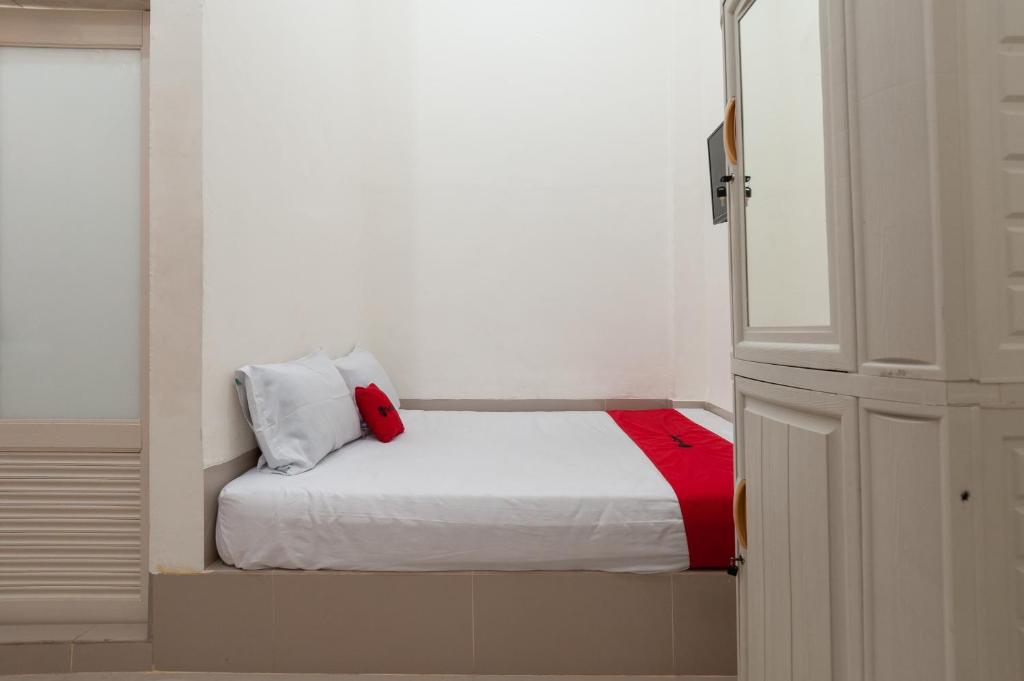 Postel nebo postele na pokoji v ubytování RedDoorz near UISU teladan Medan
