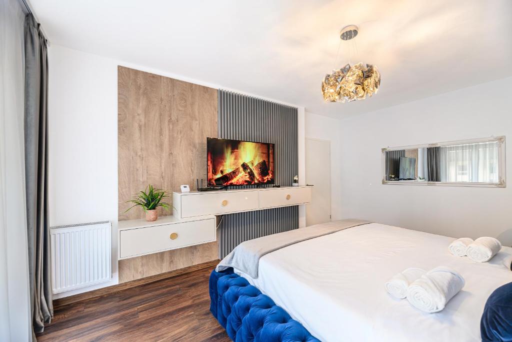 a bedroom with a bed and a tv on a wall at High Comfort Brasov in Braşov