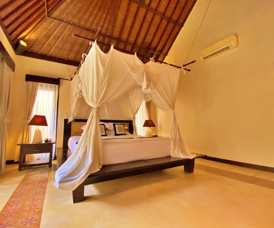 Postel nebo postele na pokoji v ubytování Barong Resort Ubud by Puri Signatures