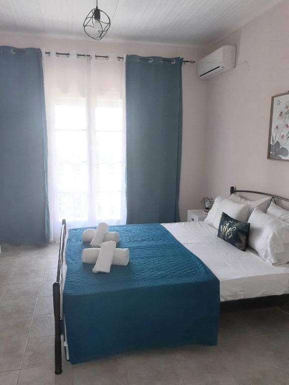 Łóżko lub łóżka w pokoju w obiekcie Issos Apartments