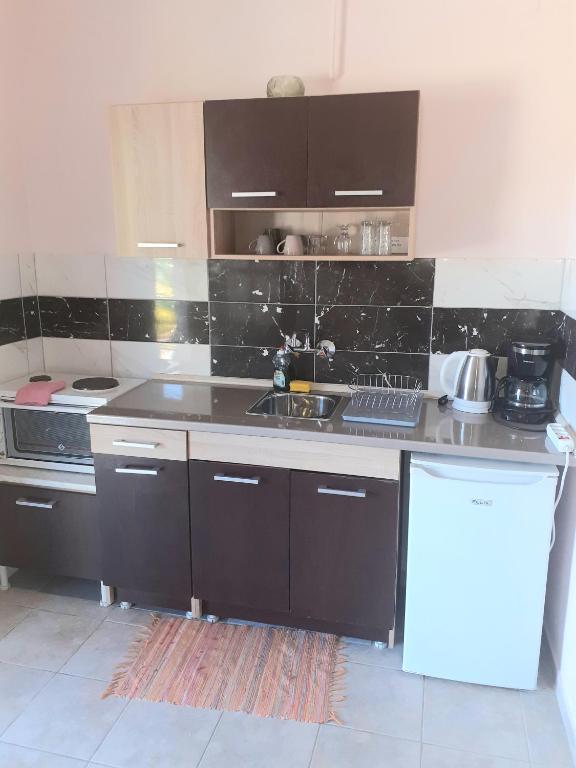 Kuchnia lub aneks kuchenny w obiekcie Issos Apartments