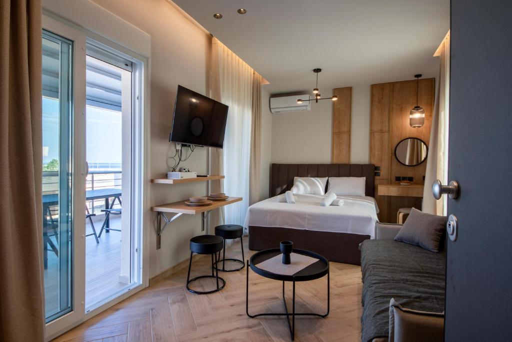 um quarto de hotel com uma cama e uma varanda em Harmonia by homebrain em Alexandroupoli