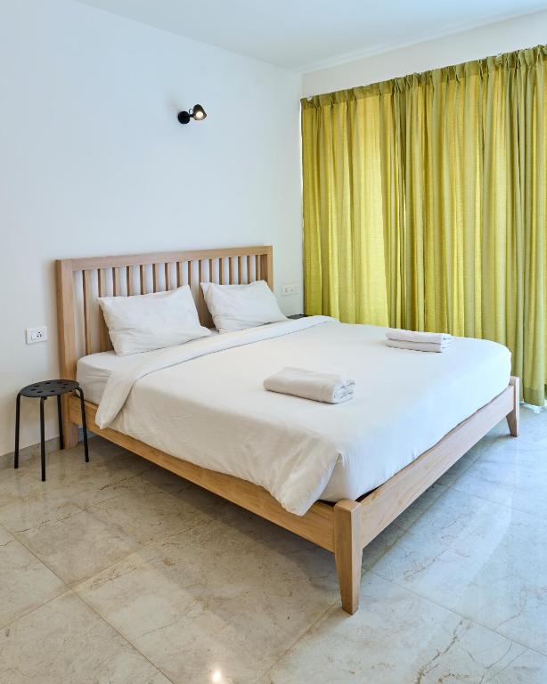 Postel nebo postele na pokoji v ubytování Fig House Anjuna-Chapora Road , Siolim 1BHK Suite
