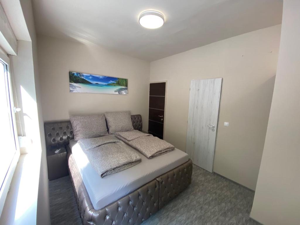 Postel nebo postele na pokoji v ubytování Kinizsi Udvar Apartmanház