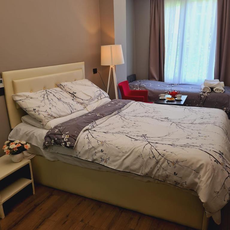 Postel nebo postele na pokoji v ubytování Hotel Driti New Bazaar