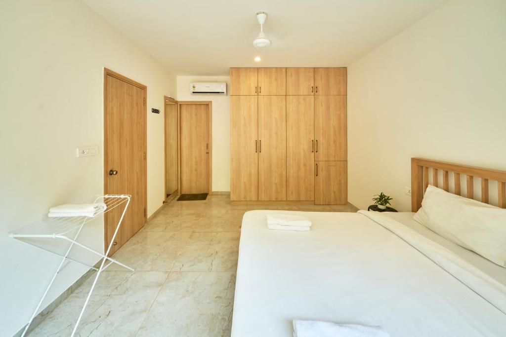 Postel nebo postele na pokoji v ubytování Fig House Anjuna-Chapora Road , Siolim 1BHK Suite