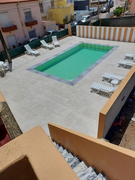 - une piscine dans une terrasse entourée de chaises longues dans l'établissement O Cantinho do Sol (Estúdio Chocolate), à Lourinhã