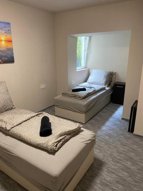 Postel nebo postele na pokoji v ubytování Kinizsi Udvar Apartmanház