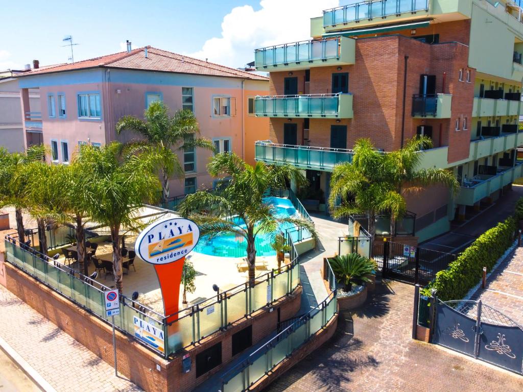 una vista aérea de un complejo con piscina en Residence Playa, en Tortoreto Lido