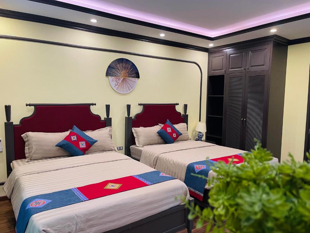 薩帕的住宿－Moonlight Hotel Sa Pa，一间卧室设有两张床和一个紫色的天花板