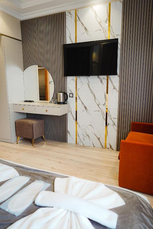A television and/or entertainment centre at Reyyan Hotel