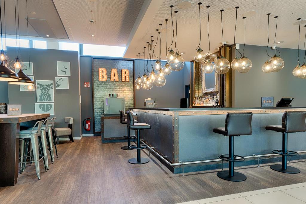 Lounge nebo bar v ubytování Premier Inn Hannover City University