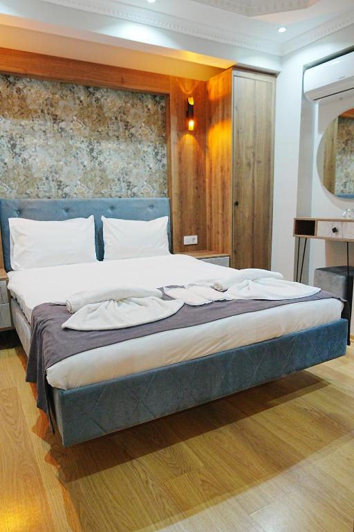 A bed or beds in a room at Reyyan Hotel