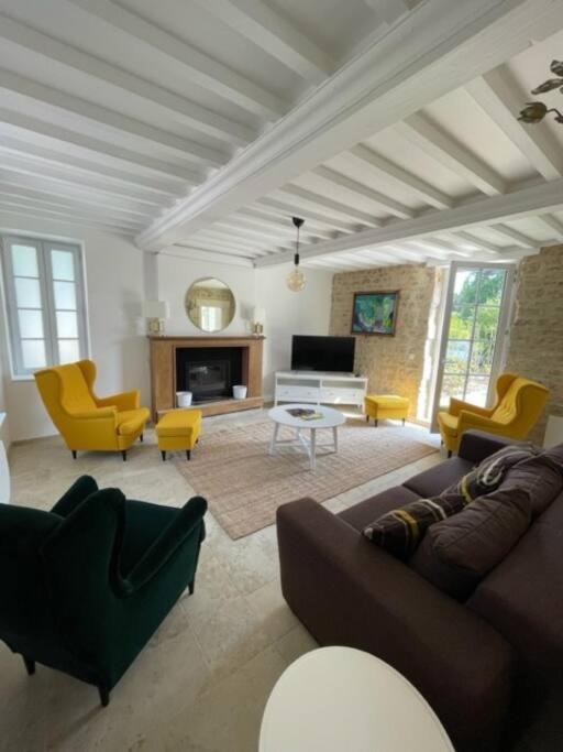 - un salon avec un canapé, des chaises et une cheminée dans l'établissement Le Clos de Russy, à Russy