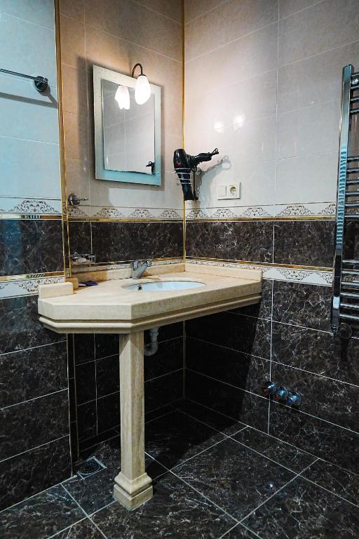 A bathroom at Reyyan Hotel