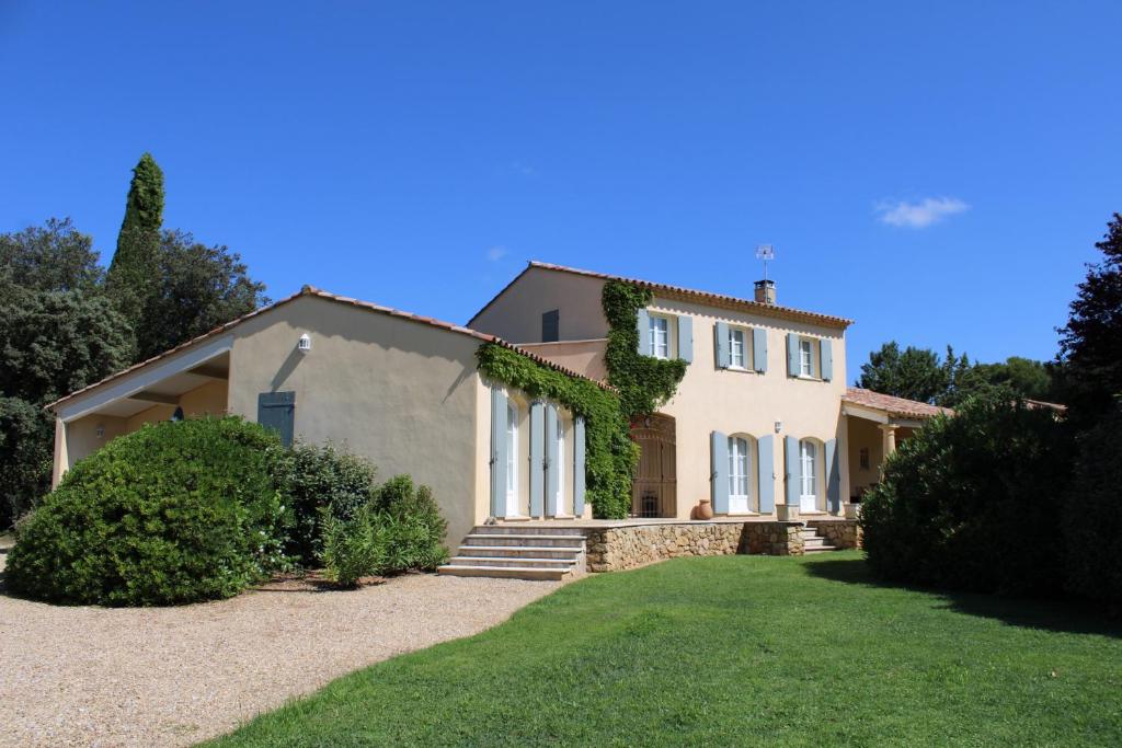 una grande casa bianca con sopra edera di Provence.bienvenue chez nous a Rognes
