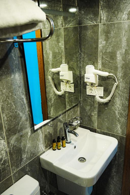 A bathroom at Reyyan Hotel