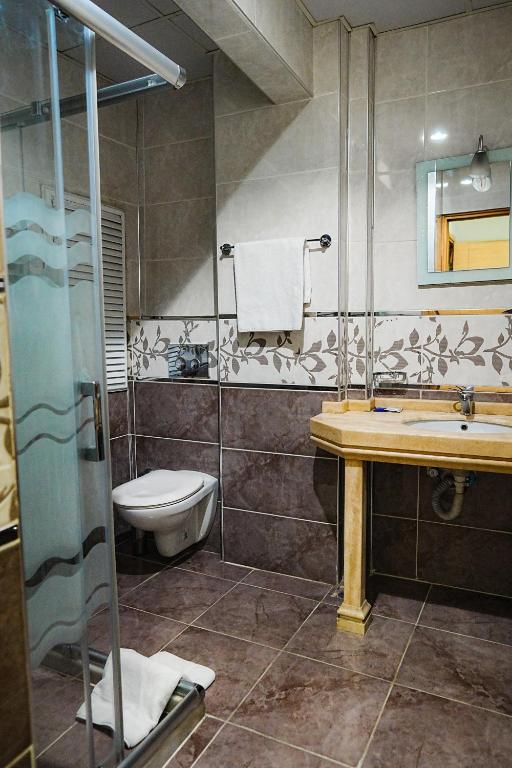 A bathroom at Reyyan Hotel