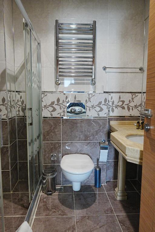 A bathroom at Reyyan Hotel