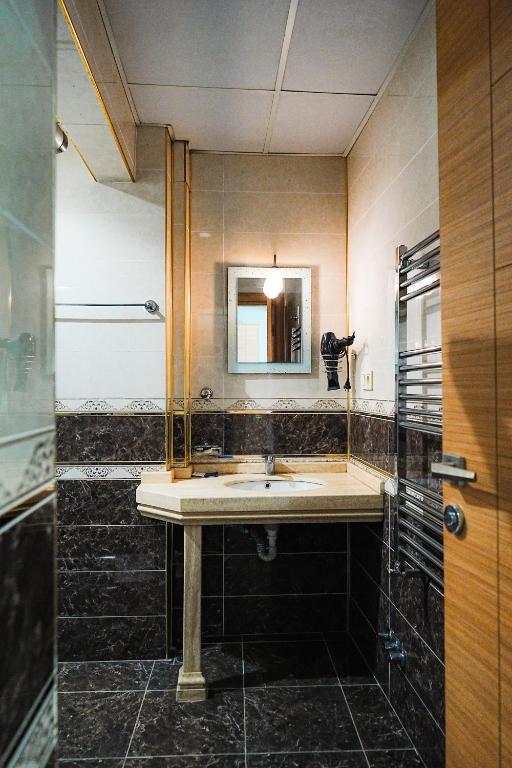 A bathroom at Reyyan Hotel