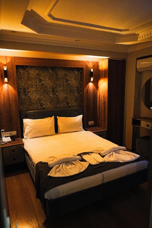 A bed or beds in a room at Reyyan Hotel