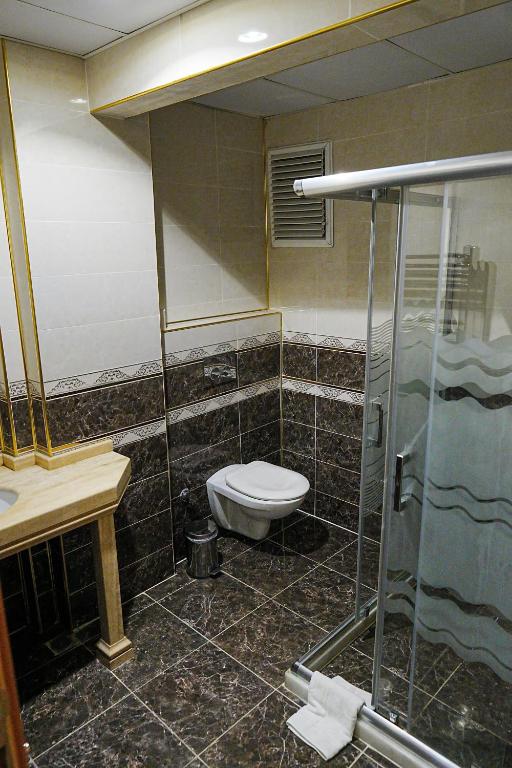 A bathroom at Reyyan Hotel