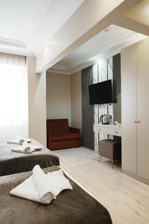 A television and/or entertainment centre at Reyyan Hotel