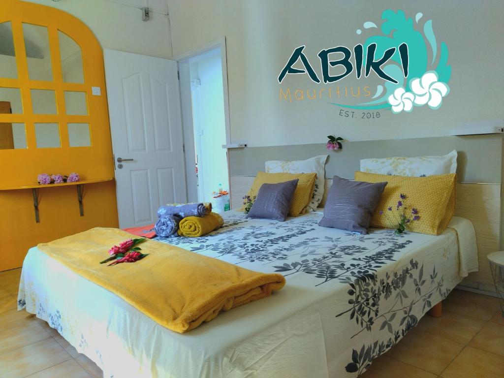 Un dormitorio con una cama grande con flores. en Maya-Abiki Mauritius en Albion