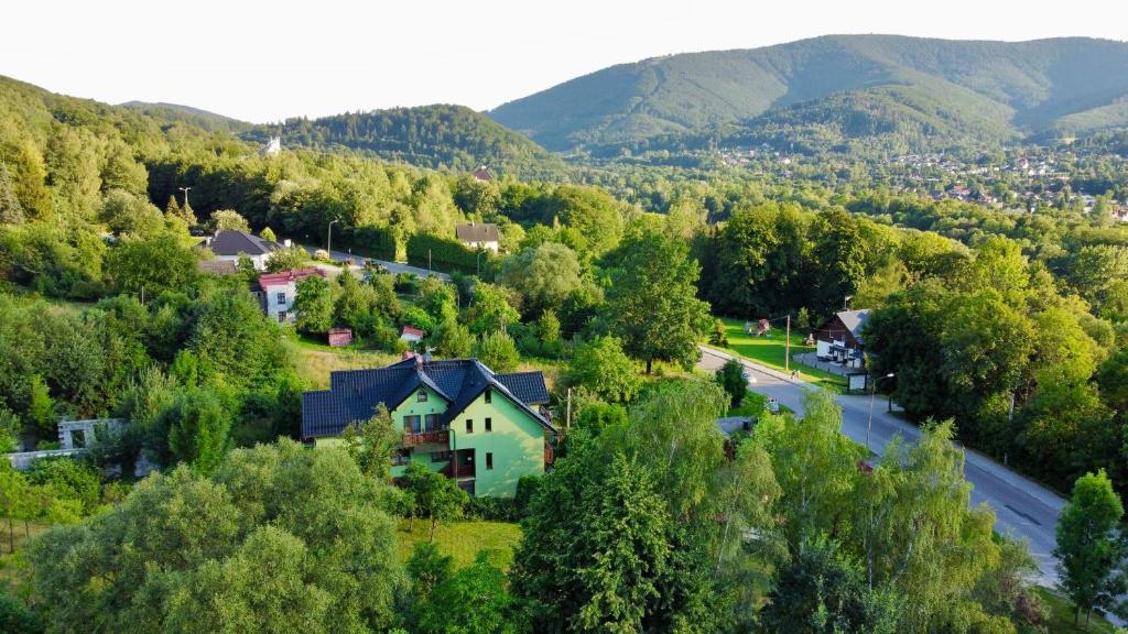 un piccolo villaggio in montagna con una strada di Willa pod Gruszą a Ustroń