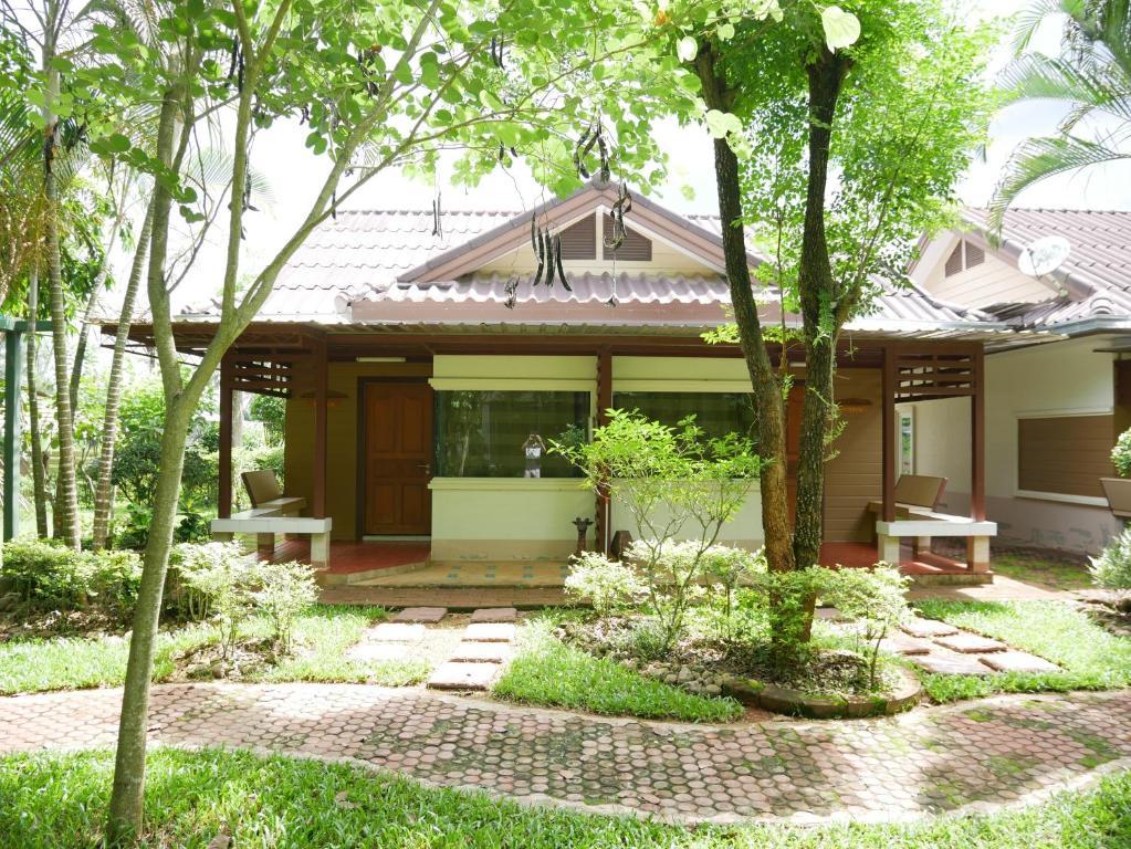 Ban Pa LauにあるPala-U Garden Home (Time Pala-U)の庭の木々とパティオ付きの家