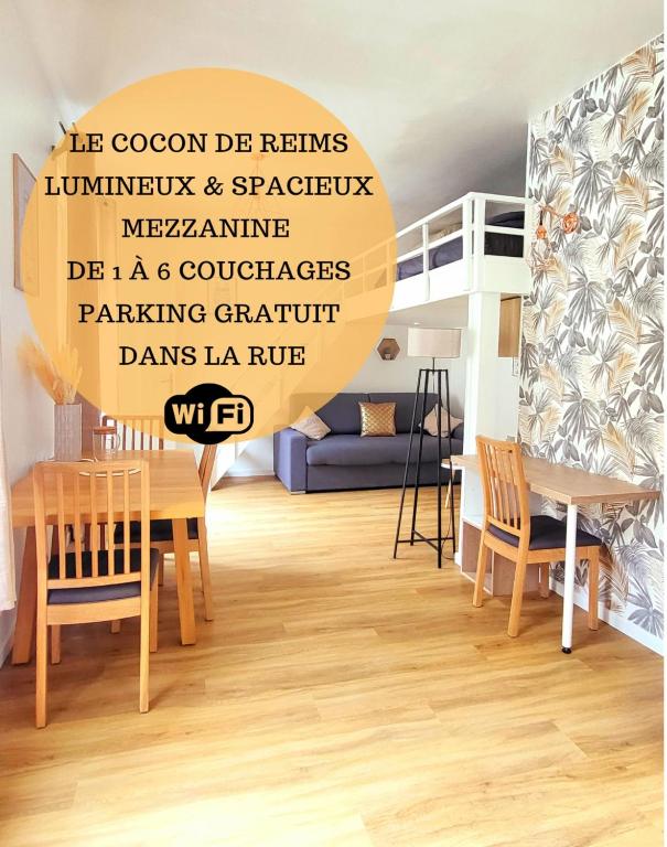 sala de estar con mesa y comedor en Le Cocon de Reims &#47;Wifi&#47;Commerce &#47;Av de Paris, en Reims