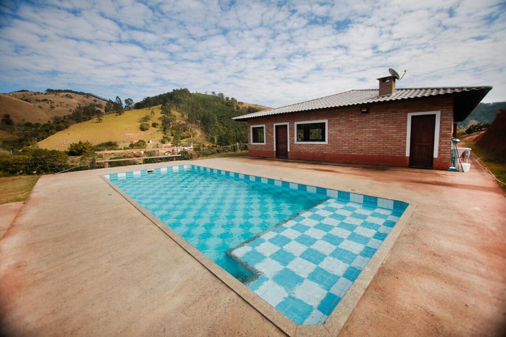 Πισίνα στο ή κοντά στο Chacara c piscina e vista para Cach dos PretosSP