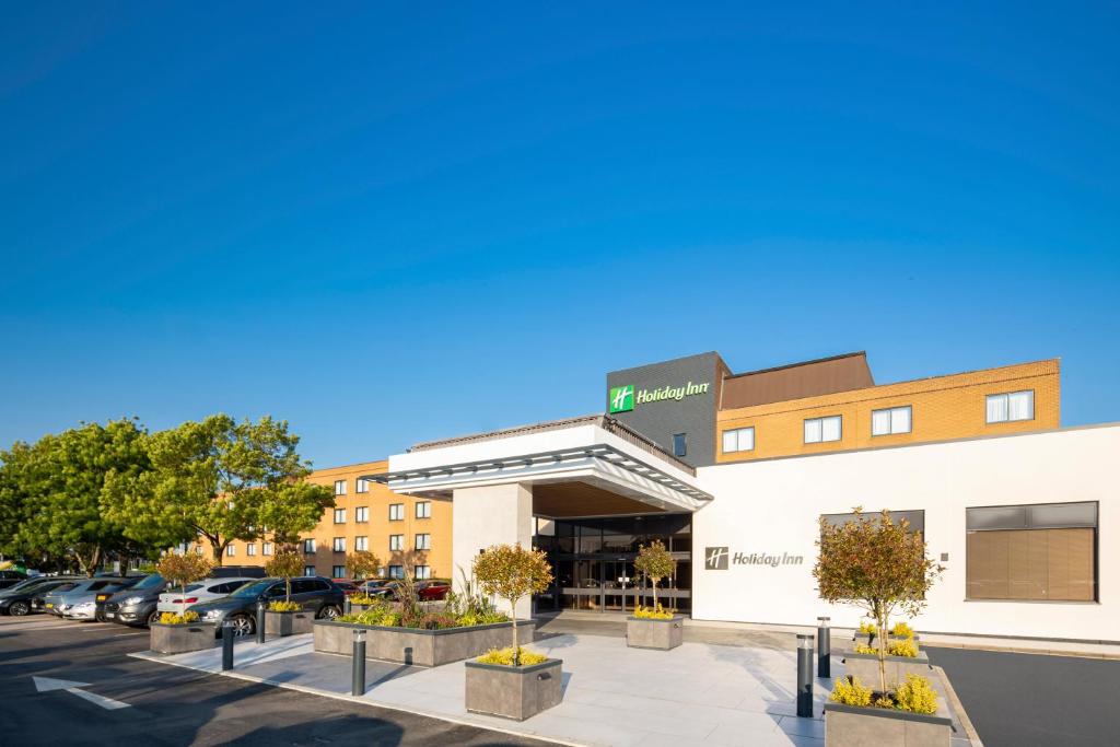 vistas a la parte delantera de un edificio en Holiday Inn Southampton Eastleigh, an IHG Hotel, en Eastleigh