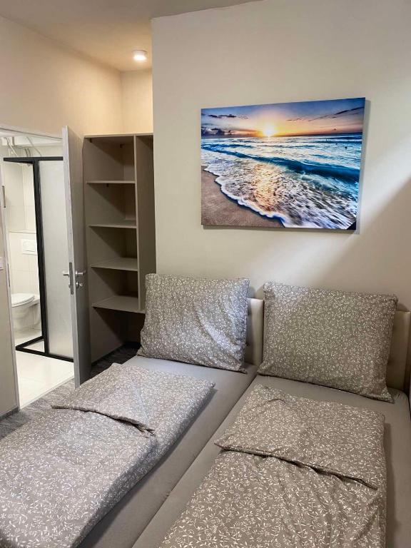 Postel nebo postele na pokoji v ubytování Kinizsi Udvar Apartmanház