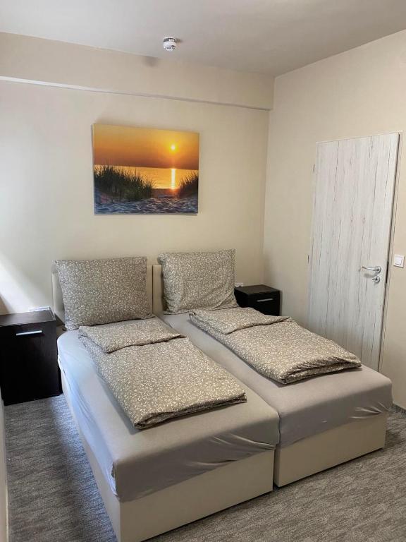 Postel nebo postele na pokoji v ubytování Kinizsi Udvar Apartmanház