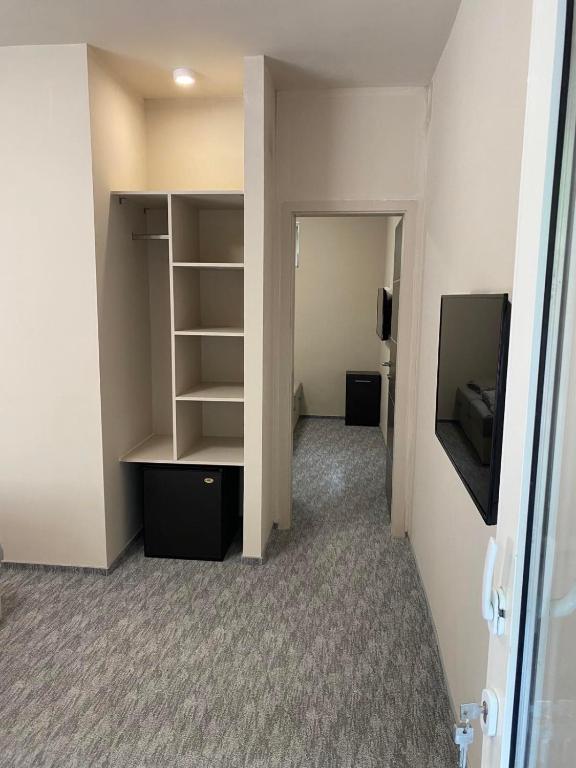 TV a/nebo společenská místnost v ubytování Kinizsi Udvar Apartmanház
