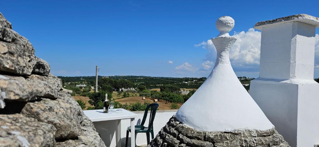 Un vestido de novia en lo alto de un edificio. en Trulli Giovanni e Angela, en Locorotondo