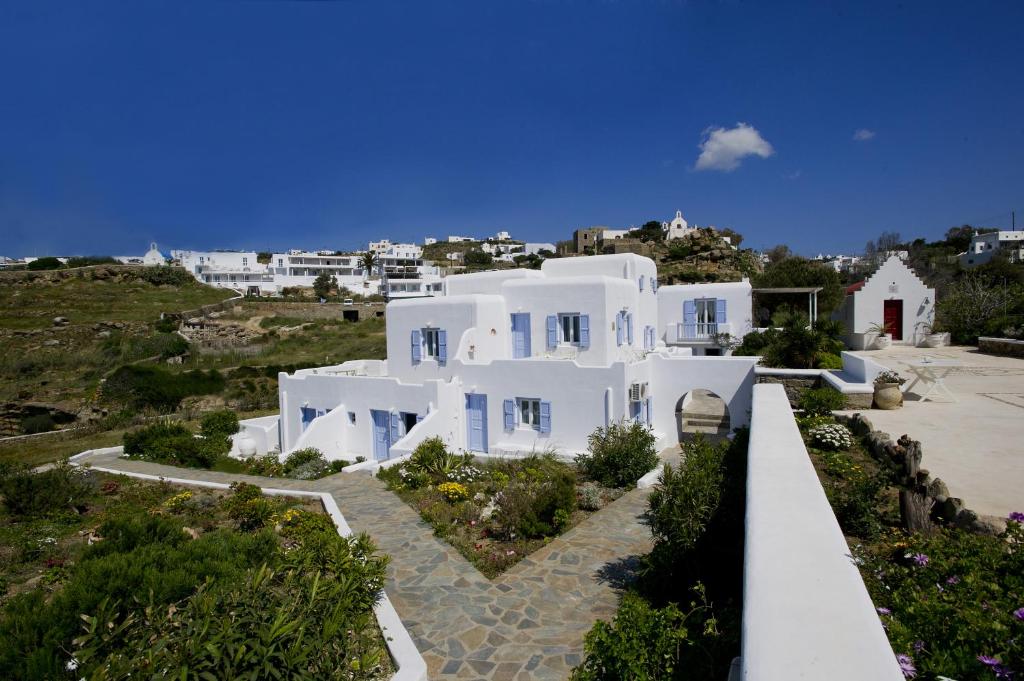 een groot wit huis met uitzicht op een stad bij Villa Margarita in Mykonos-stad